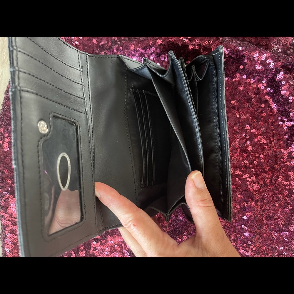 *Final Discounted Price* Vintage Guess Clutch Faux-leather, with an allover logo - Picture 4 of 9